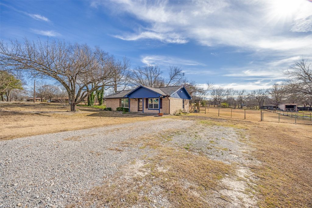 301 Pecan Street, Tom Bean, TX 75489