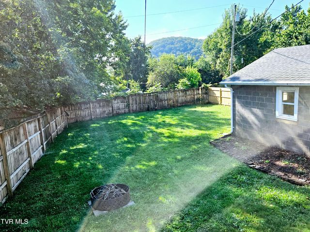 1206 East Myrtle Avenue, Johnson City, TN 37601