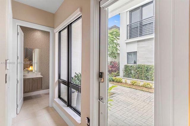 8249 NW 46th St, Doral, FL 33166