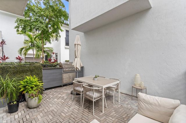 8249 NW 46th St, Doral, FL 33166