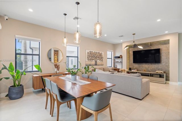 8249 NW 46th St, Doral, FL 33166