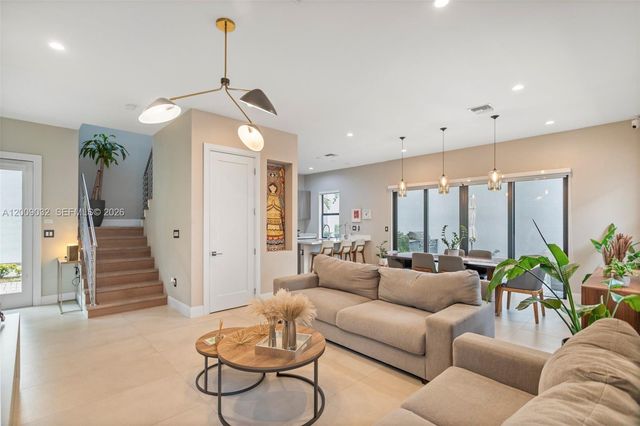 8249 NW 46th St, Doral, FL 33166