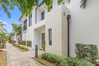 8249 NW 46th St, Doral, FL 33166