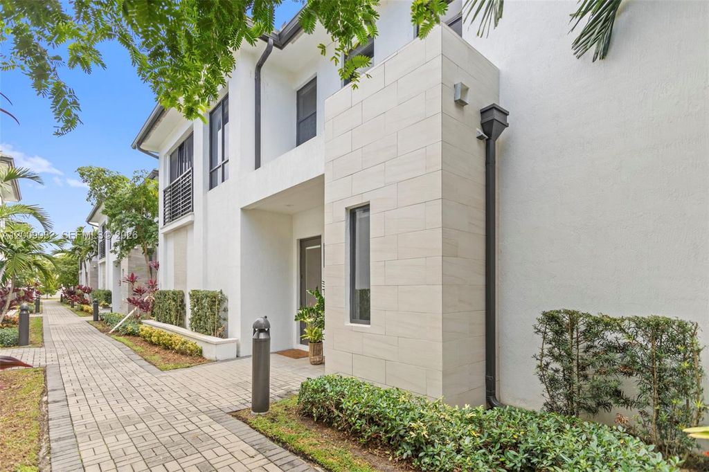 8249 NW 46th St, Doral, FL 33166