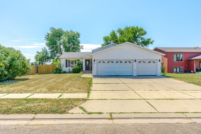 2604 Lexington Drive, Bismarck, ND 58503 property photo
