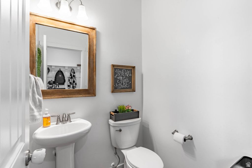 Image 19 of property listing at 663 S CROOKED POST WAY, Saratoga Springs, UT 84045