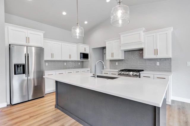 2735 HILLSDALE COURT, Green Bay, WI 54313