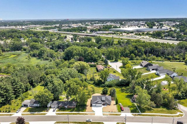 2735 HILLSDALE COURT, Green Bay, WI 54313