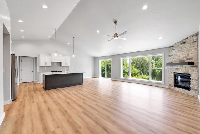 2735 HILLSDALE COURT, Green Bay, WI 54313