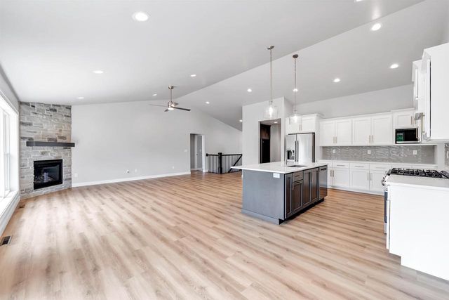2735 HILLSDALE COURT, Green Bay, WI 54313