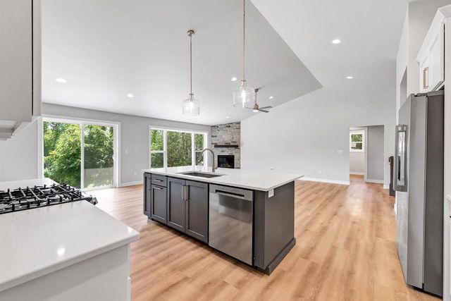 2735 HILLSDALE COURT, Green Bay, WI 54313