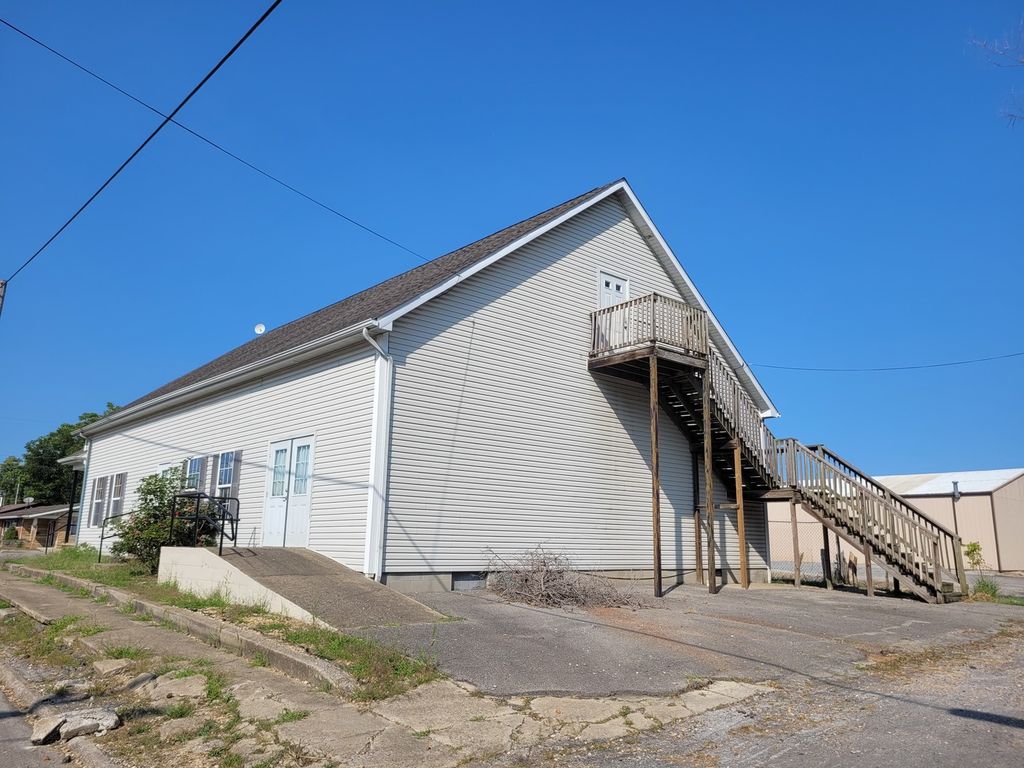 Image 4 of property listing at 329 Broadway Street, Mt Vernon, IL 62864