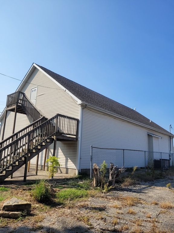 Image 5 of property listing at 329 Broadway Street, Mt Vernon, IL 62864