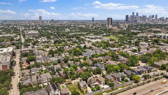 1637 Castle Court, Houston, TX 77006