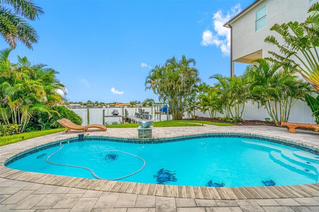 560 79TH STREET S, St Petersburg, FL 33707