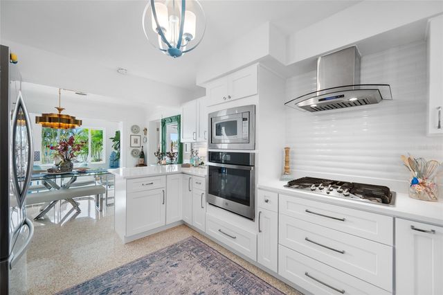 560 79TH STREET S, St Petersburg, FL 33707