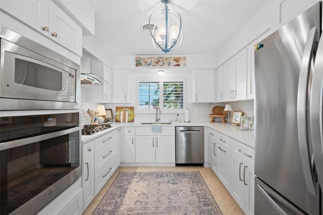 560 79TH STREET S, St Petersburg, FL 33707
