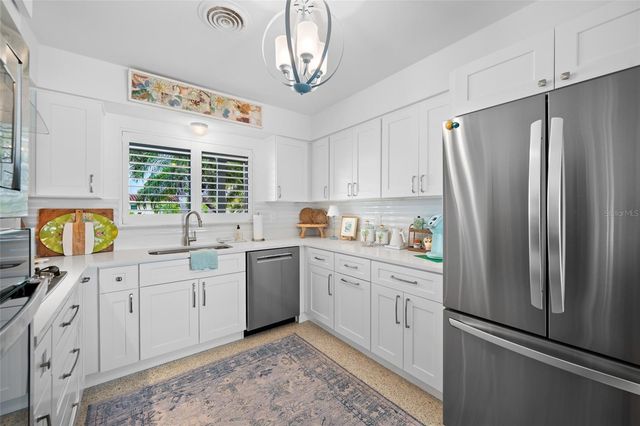 560 79TH STREET S, St Petersburg, FL 33707