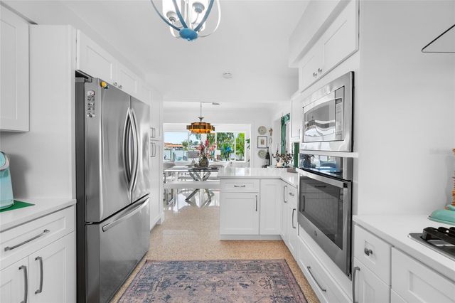 560 79TH STREET S, St Petersburg, FL 33707