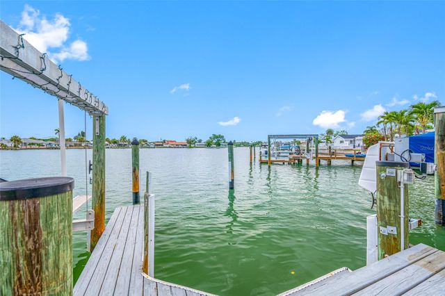 560 79TH STREET S, St Petersburg, FL 33707