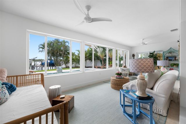 560 79TH STREET S, St Petersburg, FL 33707