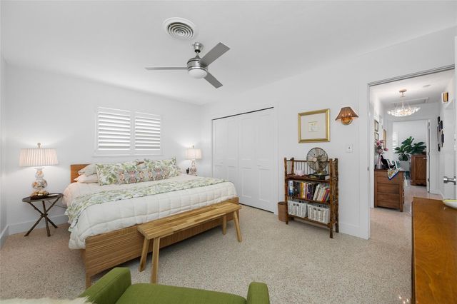 560 79TH STREET S, St Petersburg, FL 33707