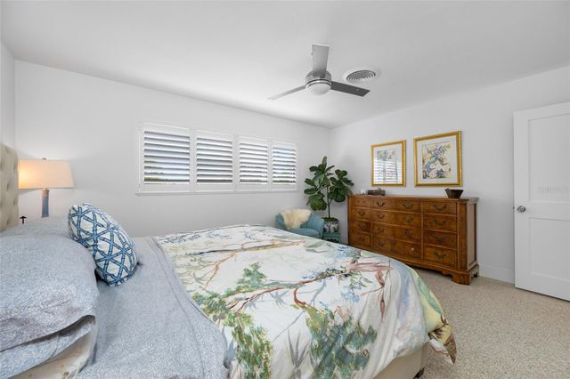 560 79TH STREET S, St Petersburg, FL 33707