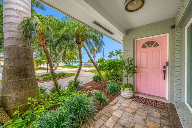 560 79TH STREET S, St Petersburg, FL 33707