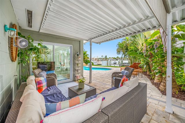 560 79TH STREET S, St Petersburg, FL 33707