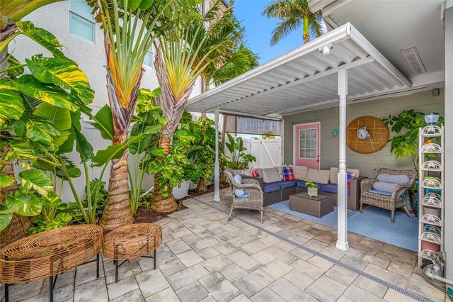 560 79TH STREET S, St Petersburg, FL 33707