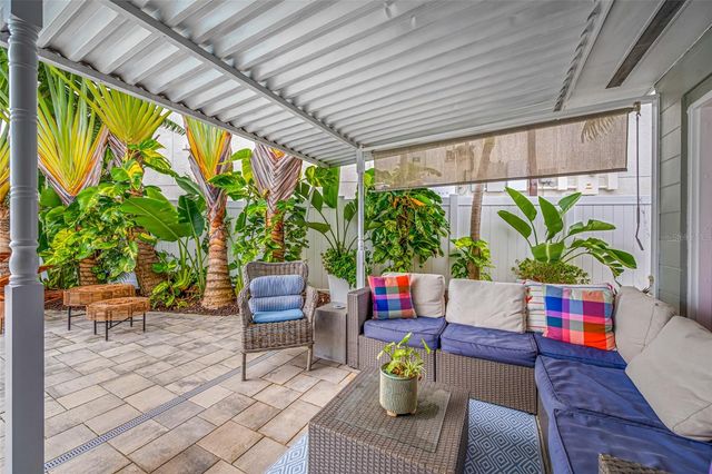 560 79TH STREET S, St Petersburg, FL 33707