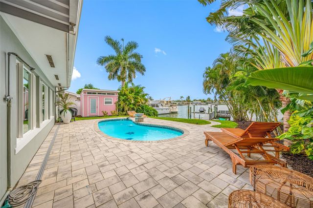 560 79TH STREET S, St Petersburg, FL 33707