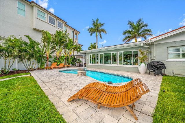 560 79TH STREET S, St Petersburg, FL 33707