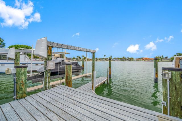560 79TH STREET S, St Petersburg, FL 33707