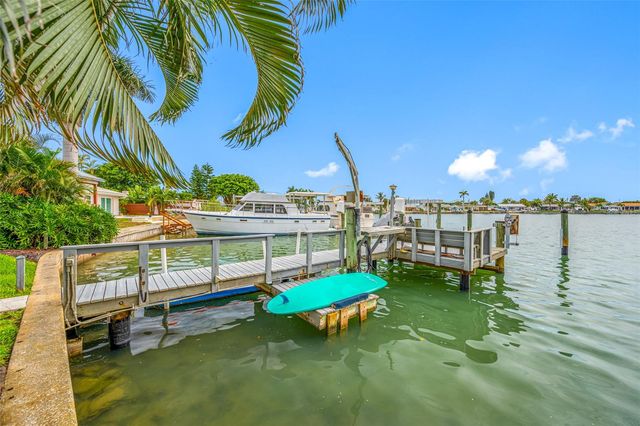 560 79TH STREET S, St Petersburg, FL 33707