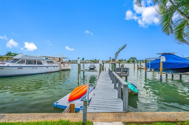560 79TH STREET S, St Petersburg, FL 33707
