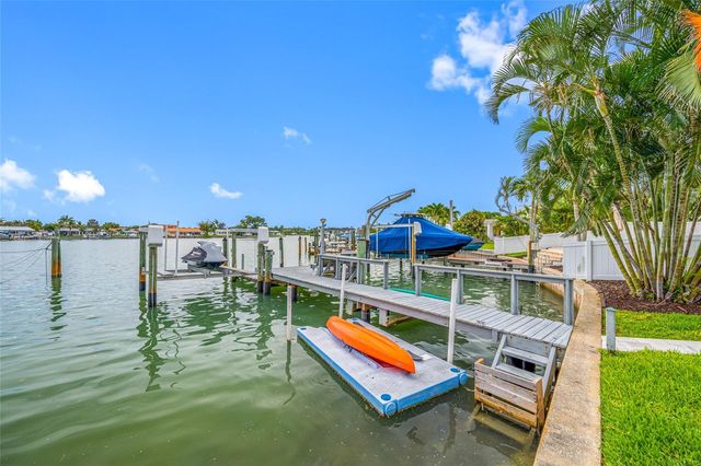 560 79TH STREET S, St Petersburg, FL 33707