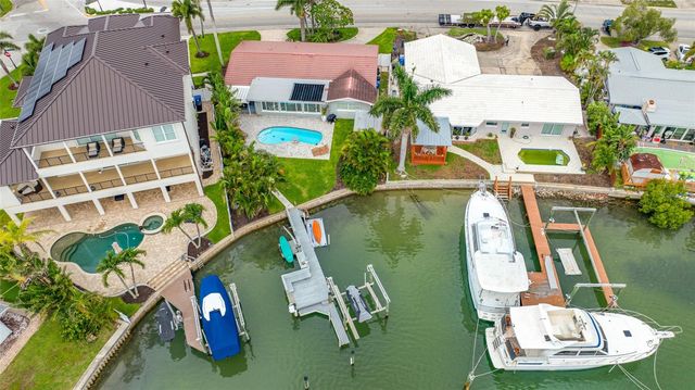 560 79TH STREET S, St Petersburg, FL 33707