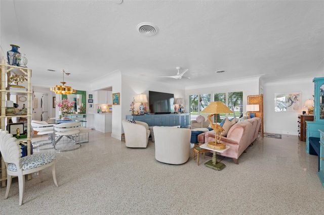 560 79TH STREET S, St Petersburg, FL 33707