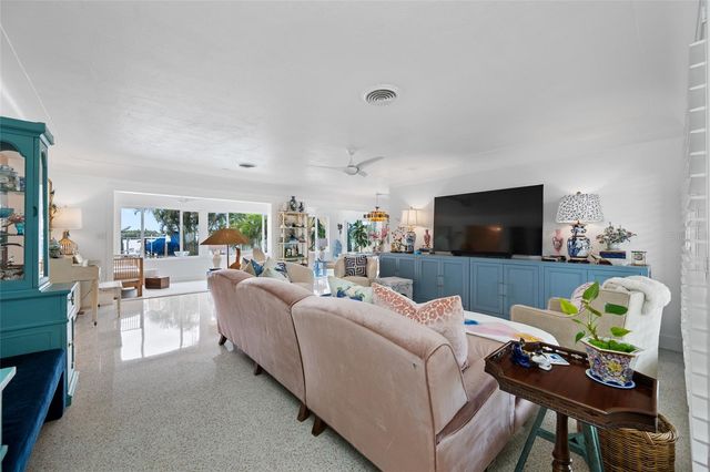 560 79TH STREET S, St Petersburg, FL 33707