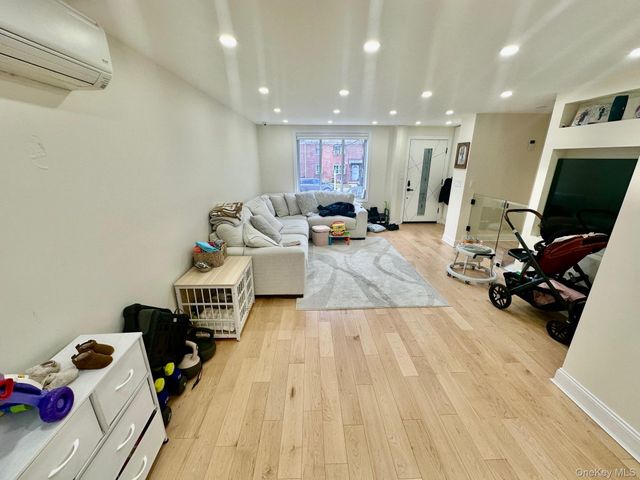 13762 70th Road, Flushing, NY 11367