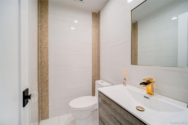 4 Ayr Court, Airmont, NY 10901