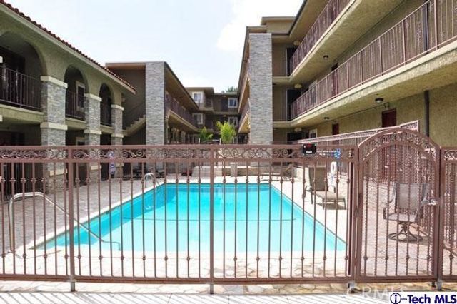 3220 Altura Avenue 103, Glendale, CA 91214