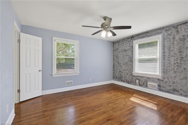 5701 Hawthorne LN, Portsmouth, VA 23703