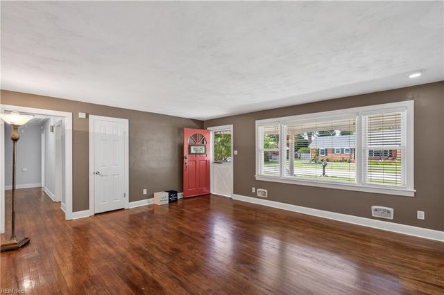 5701 Hawthorne LN, Portsmouth, VA 23703