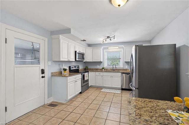 5701 Hawthorne LN, Portsmouth, VA 23703