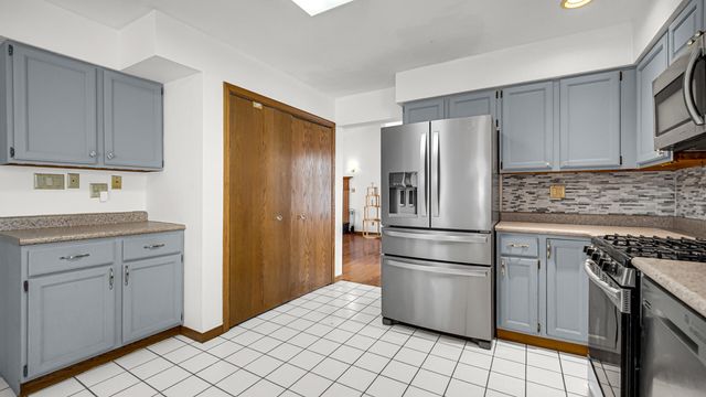 2455 W 61st Place, Merrillville, IN 46410