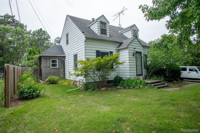 228 Coleman Drive, Waterford Charter Township, MI 48328