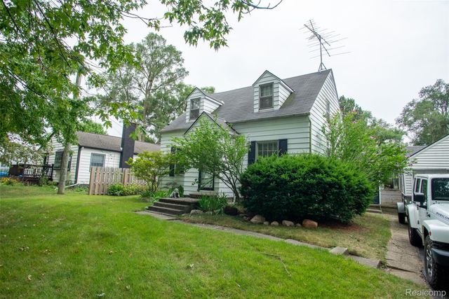 228 Coleman Drive, Waterford Charter Township, MI 48328