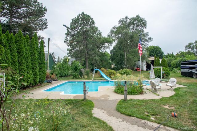 228 Coleman Drive, Waterford Charter Township, MI 48328